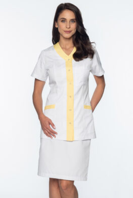 Pielęgniarka w białym kostiumie medycznym.