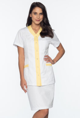 Pielęgniarka w białej bluzie medycznej z żółtym paskiem.