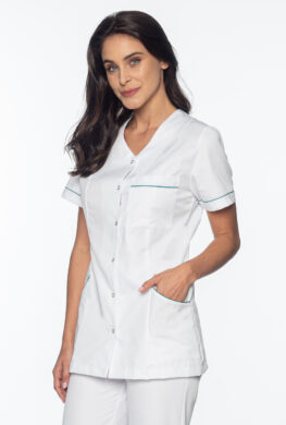 Pielęgniarka w białym ubraniu medycznym.