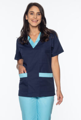 Pielęgniarka ubrana w granatową bluzę medyczną.