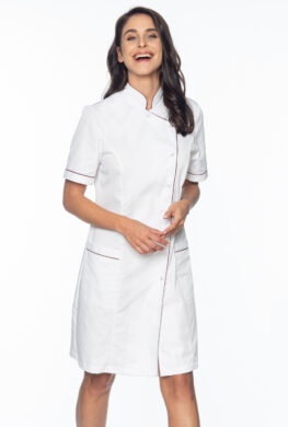 Uśmiechnięta pielęgniarka w białym fartuchu medycznym.