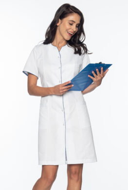Pielęgniarka w białym fartuchu, spoglądająca na dokumenty.