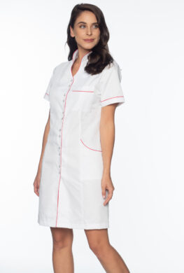 Pielęgniarka w białym fartuchu medycznym z czerwonymi wstawkami.